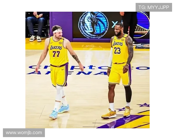 詹姆斯复出助湖人逆袭强敌，杜兰特和字母哥同场竞技引发热议